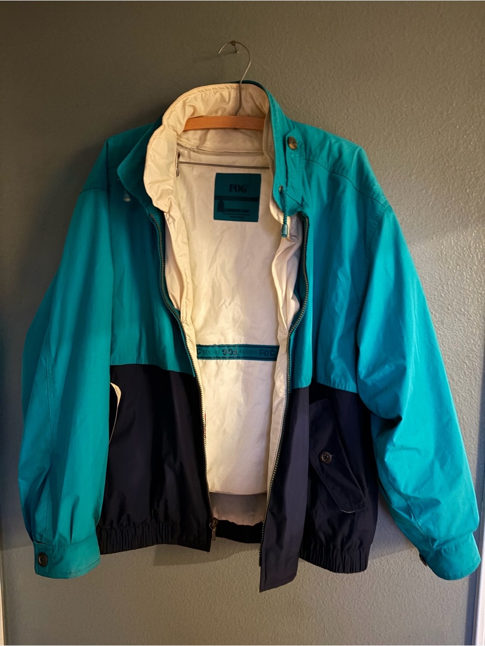 VTG London Fog Men’s Colorblock Teal & Navy Puffer Jacket
Size L
80s, 90s